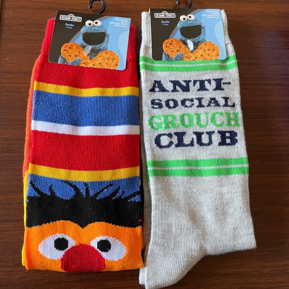 Sesame Street Oscar Grouch‎ Ernie 2 pair novelty crew socks new adult sock 10-13